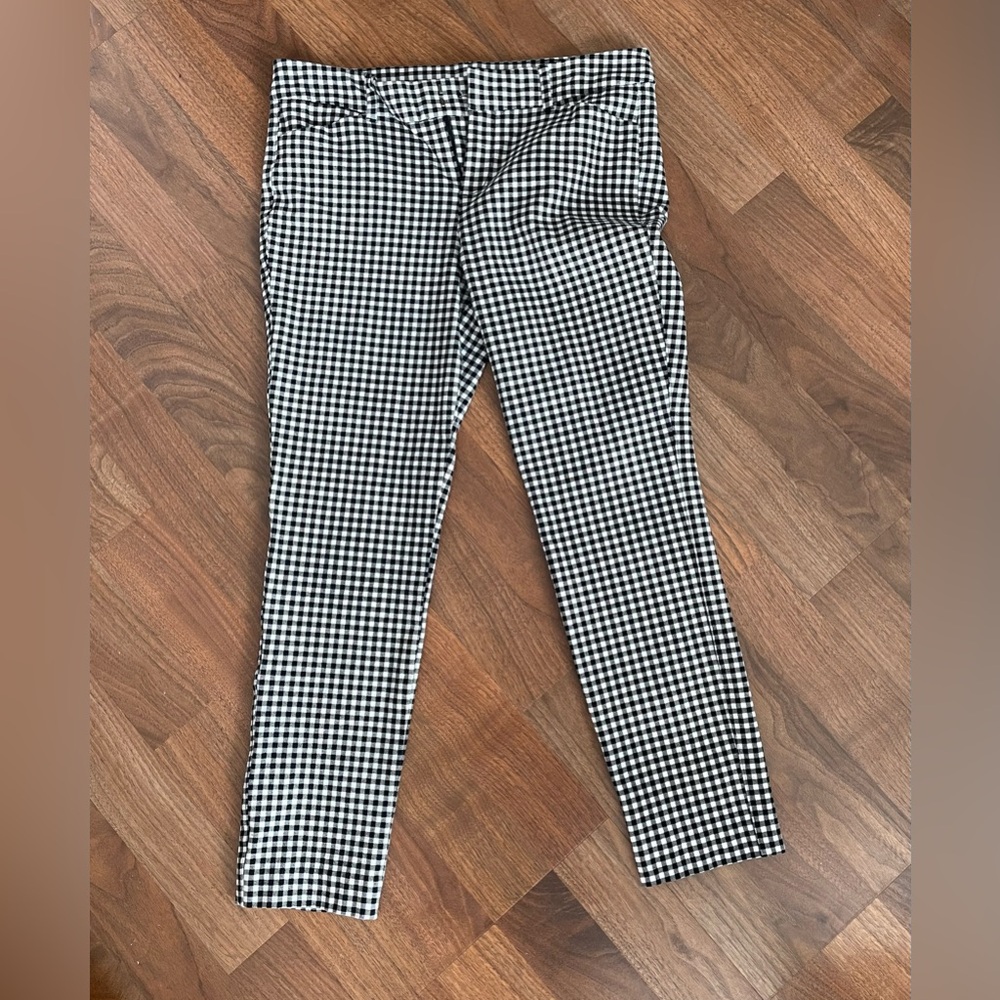 Black and White Old Navy Pixie Ankle pants. Size 8.